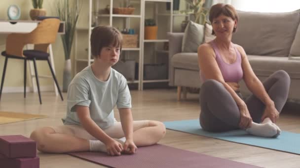 Заботливая Мать Показывающая Упражнения Растяжку Своей Летней Дочери Синдромом Дауна — стоковое видео