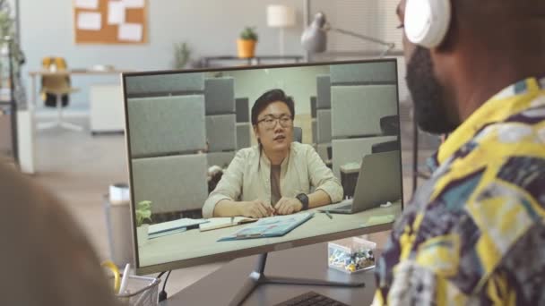 Asiatische Und Afroamerikanische Männliche Kollegen Beim Online Videotreffen Desktop Computer — Stockvideo