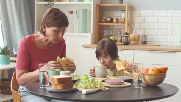 Chica Años Con Síndrome Madre Almorzando Junto Con Sándwiches Caseros — Vídeos de Stock