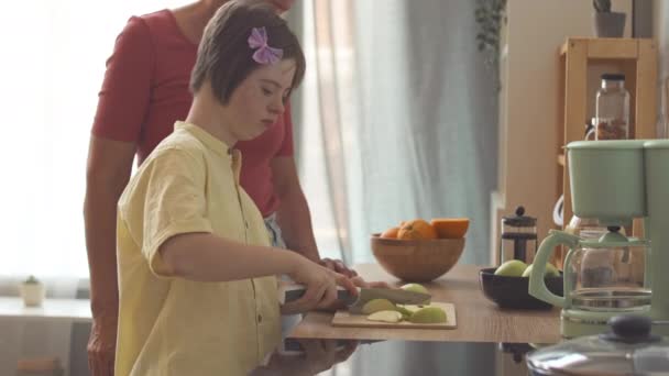 Chytrá Běloška Downovým Syndromem Pomocí Nože Při Řezání Jablek Kuchyňském — Stock video
