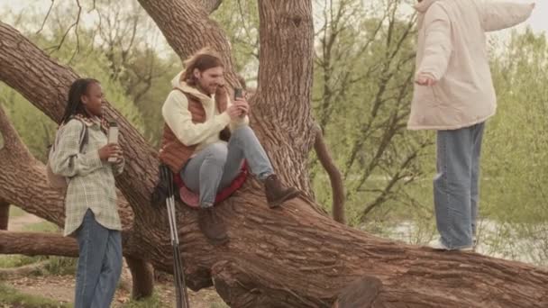 Tres Jóvenes Diversos Amigos Pasan Tiempo Libre Juntos Parque Hombre — Vídeos de Stock