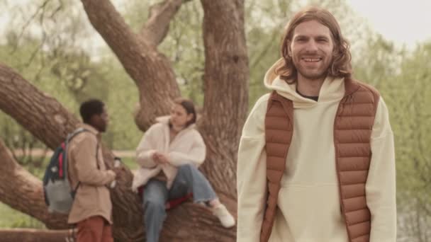 Πορτρέτο Του Νεαρού Καυκάσιου Άνδρα Που Χαιρετά Και Χαμογελά Στην — Αρχείο Βίντεο