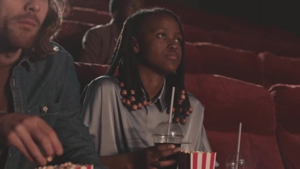 Молоді Різноманітні Люди Сміються Під Час Перегляду Комедійного Фільму Вихідні — стокове відео