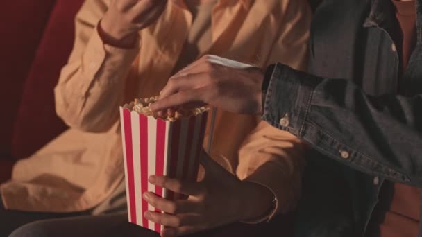 Couple Romantique Méconnaissable Prenant Pop Corn Seau Tout Regardant Film — Video