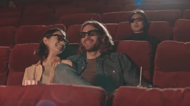 年轻的白种人情侣穿着3D护目镜 晚上在电影院看电影 — 图库视频影像