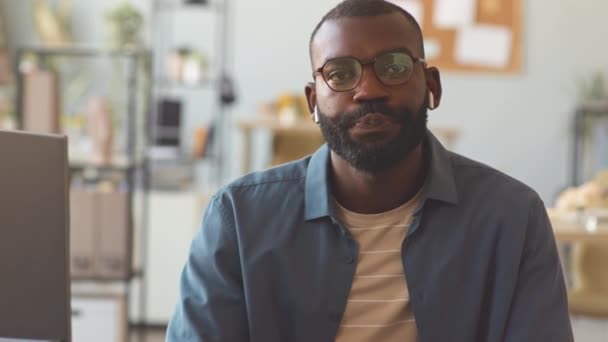 African American Αρσενικό Διευθυντής Μιλώντας Στην Κάμερα Ενώ Συνέντευξη Υποψήφιος — Αρχείο Βίντεο