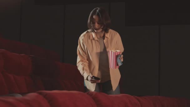 Vit Flicka Med Popcorn Hink Igenom Säten Bio Hall Efter — Stockvideo
