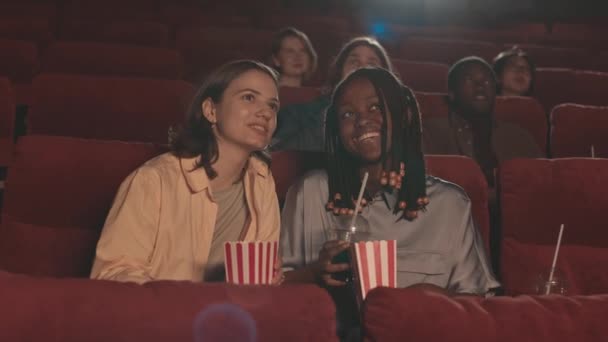 다민족 사람들의 화면에 영화관에서 영화를 — 비디오