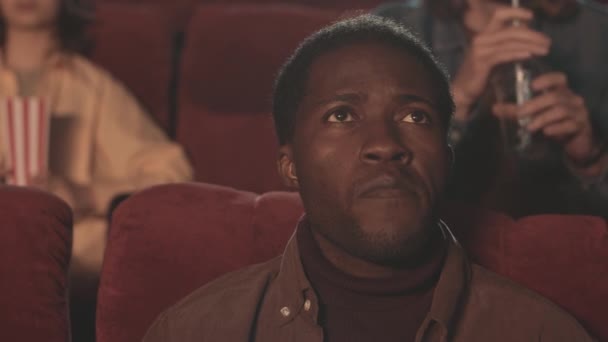 Odchyl Się Powoli Młody Czarny Człowiek Popcornem Oglądając Ekscytujący Film — Wideo stockowe