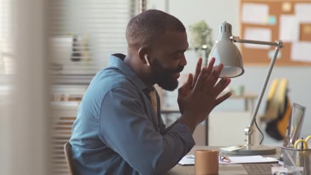 Seitenansicht Eines Afroamerikanischen Geschäftsmannes Mit Drahtlosen Kopfhörern Und Laptop Während — Stockvideo