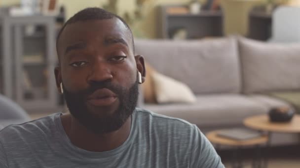 Kablosuz Kulaklıklı Kendine Güvenen Siyahi Adam Merkez Ofisten Çalışırken Kameraya — Stok video