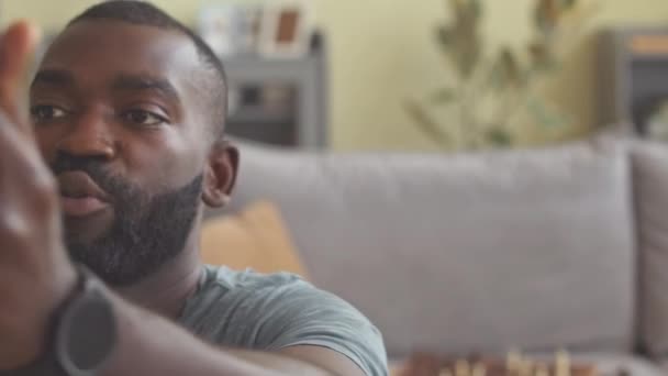 집에서 친구에게 디지털 태블릿을 아프리카계 미국인 비디오 — 비디오