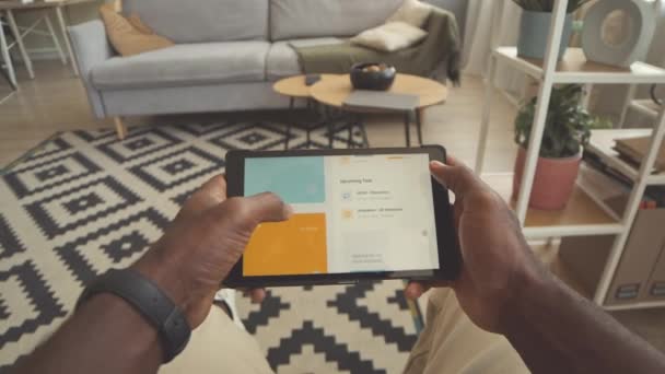 집에서 머물면서 디지털 태블릿을 인식할 아프리카계 미국인 남자의 Pov — 비디오