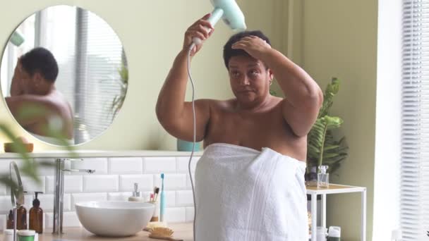 另外尺寸成熟的黑人妇女在浴室里洗完澡后用白色毛巾擦干头发 — 图库视频影像