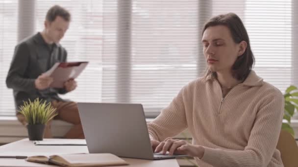 Zwei Schwule Männer Beim Coworking Modernen Büro Einer Der Partner — Stockvideo
