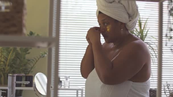 Ώριμη Αφρο Αμερικανίδα Γυναίκα Λευκή Πετσέτα Που Εφαρμόζει Επιθέματα Στα — Αρχείο Βίντεο