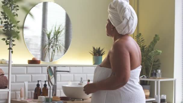 Curvy African American Woman White Towel Brushing Her Teeth Front — Stock Video