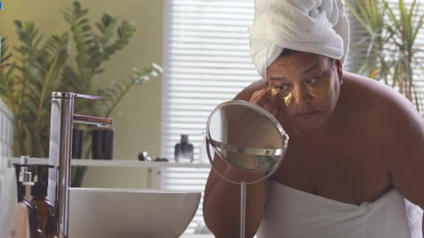 Donna Afroamericana Mezza Età Idrogel Toppe Oculari Strappare Sopracciglia Con — Video Stock