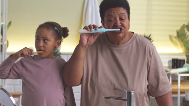 Středního Věku Afroameričanky Svou Krásnou Dceruškou Čištění Zubů Společně Koupelně — Stock video