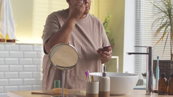 Середнього Віку Афроамериканка Використовує Пензлик Одягаючи Маску Обличчя Ванній Кімнаті — стокове відео