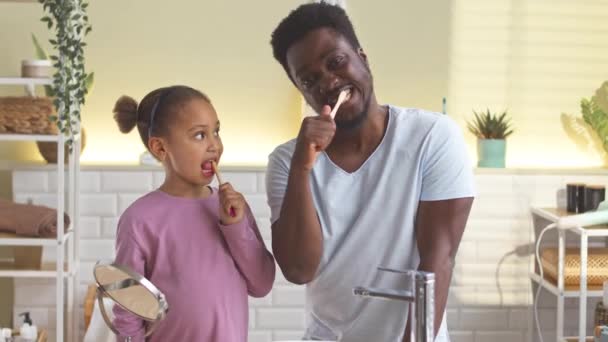 Zwarte Man Met Kleine Dochter Poetsen Hun Tanden Samen Badkamer — Stockvideo