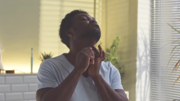 Молодой Черный Мужчина Использует Триммер Время Ухода Бородой Перед Зеркалом — стоковое видео