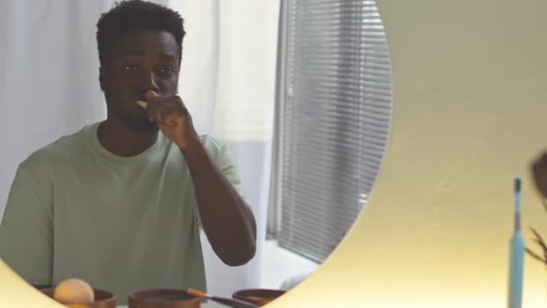 Afroamerikaner Schaut Auf Runden Spiegel Der Badezimmer Der Wand Hängt — Stockvideo