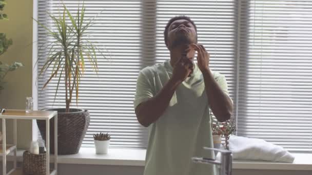잘생긴 아프리카계 미국인 남자가 화장실에서 카메라 수염을 트리밍 — 비디오