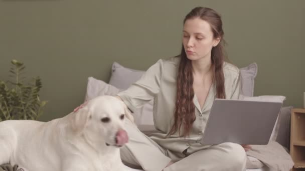 Junge Kaukasische Frau Seidenen Pyjama Arbeitet Mit Laptop Bett Neben — Stockvideo
