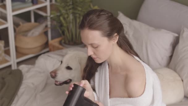 Entspannte Junge Frau Weißen Bademantel Mit Massagepistole Auf Rücken Schulter — Stockvideo