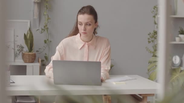 Junge Kaukasische Geschäftsfrau Benutzt Laptop Arbeitsplatz — Stockvideo