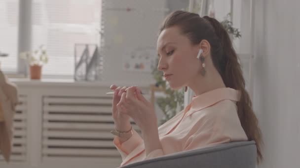 Молода Красива Кавказька Жінка Накопичує Цвяхи Робочому Місці Офісі — стокове відео