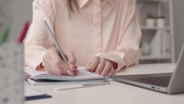 Joven Mujer Caucásica Tomando Notas Cuaderno Mientras Trabaja Oficina Moderna — Vídeos de Stock