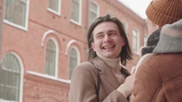 Два Молодых Кавказских Влюбленных Мужчины Стоят Улице Центре Города Снежный — стоковое видео