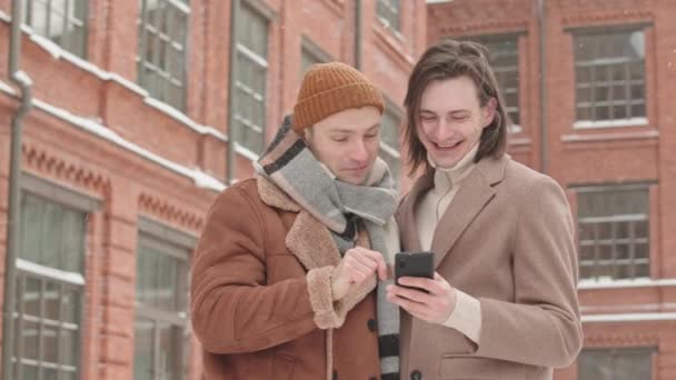 Caucasico Gay Coppia Guardando Navigazione App Smartphone Mentre Piedi All — Video Stock
