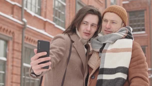 Медленно Двое Молодых Красивых Белых Мужчин Делают Селфи Портрет Смартфоне — стоковое видео
