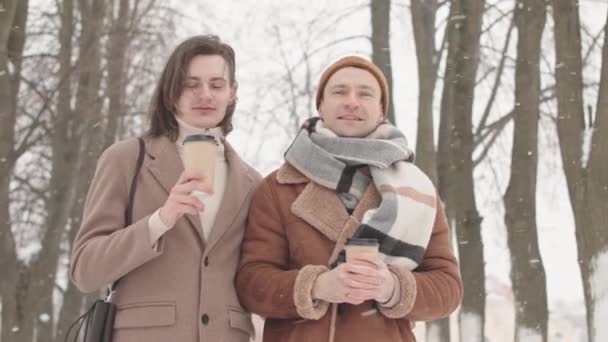 Milý Gayové Pár Odnést Šálek Kávy Procházky Dolů Park Zasněžené — Stock video