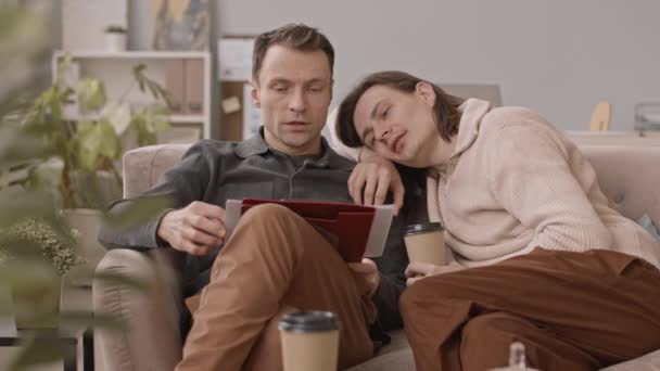 Modernes Kaukasisches Schwules Paar Sitzt Auf Couch Büro Und Diskutiert — Stockvideo