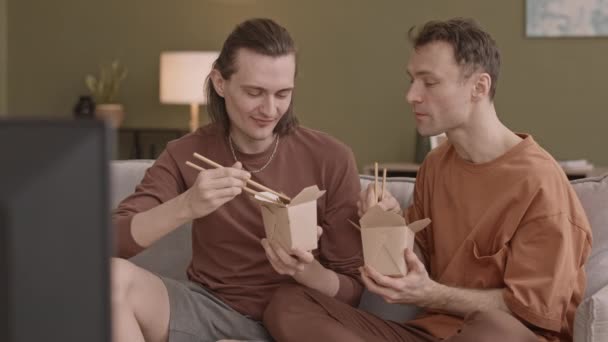 Romantico Caucasico Gay Coppia Seduta Divano Soggiorno Loro Appartamento Mangiare — Video Stock