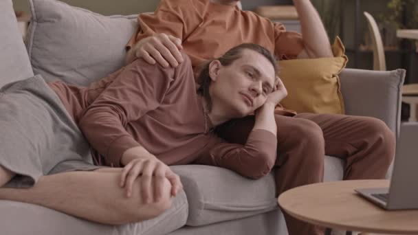 Jovem Relaxado Gay Homem Deitado Seu Namorado Voltas Enquanto Assistindo — Vídeo de Stock