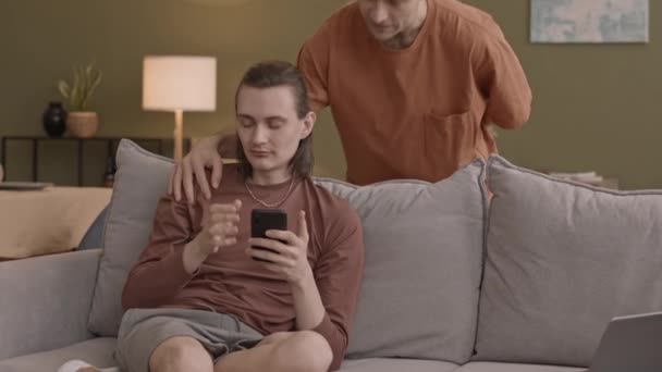 Glücklich Gay Man Give Geschenk Box His Boyfriend While Stay — Stockvideo