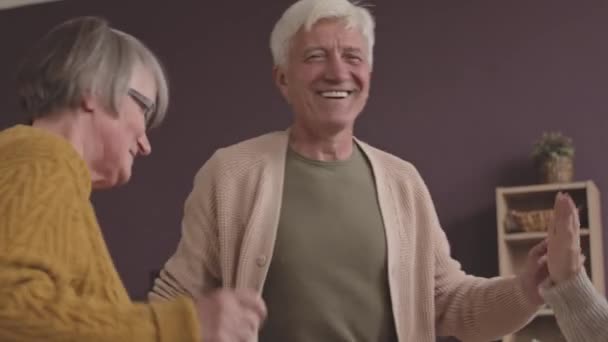 Веселые Пожилые Люди Танцуют Веселятся Время Досуга Доме Престарелых — стоковое видео