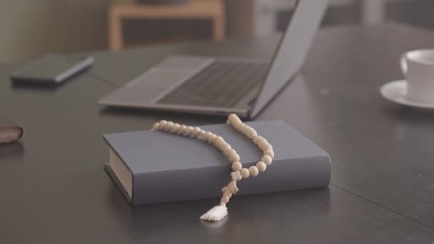Gros Plan Des Perles Chapelet Couché Sur Bible Bureau Prêtre — Video