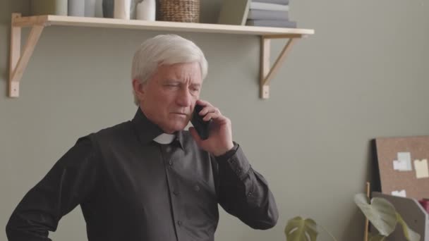 Старший Седой Священник Черной Рубашке Канцелярский Воротничок Разговаривает Телефону Время — стоковое видео