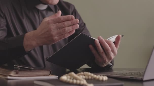 Pastor Caucásico Principal Camisa Negra Cuello Clerical Blanco Predicando Sermón — Vídeo de stock