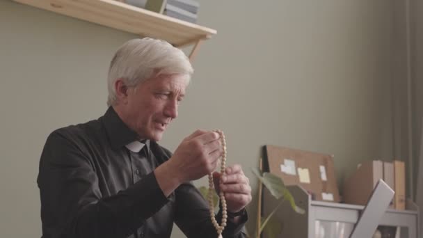 Prêtre Principal Caucasien Avec Chapelet Perles Dans Les Mains Avoir — Video