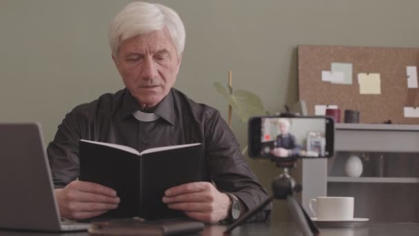 Starší Pastor Černé Košili Bílý Kněžský Obojek Nahrávání Videa Smartphone — Stock video