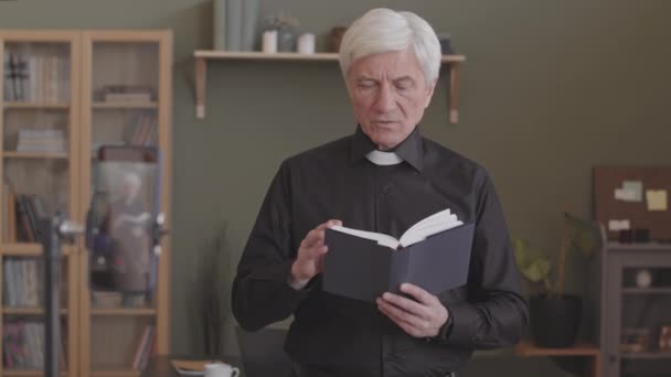 Sacerdote Sénior Camisa Negra Cuello Clerical Blanco Predicando Sermón Casa — Vídeo de stock