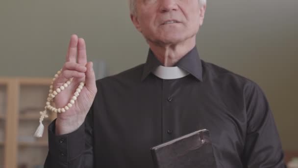 Starszy Kapłan Białym Kołnierzu Trzymający Biblię Różaniec Wygłaszający Kazanie Domu — Wideo stockowe