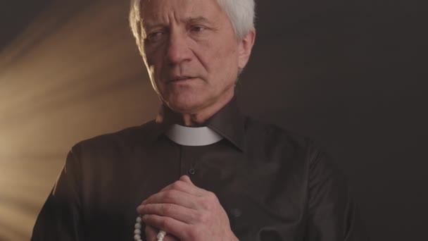 Powoli Siwy Pastor Czarnej Koszuli Biały Kołnierz Duchowny Trzymając Różaniec — Wideo stockowe